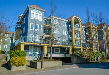 Mavi gökyüzü arka plan ile bir sokakta düşük katlı konut bina