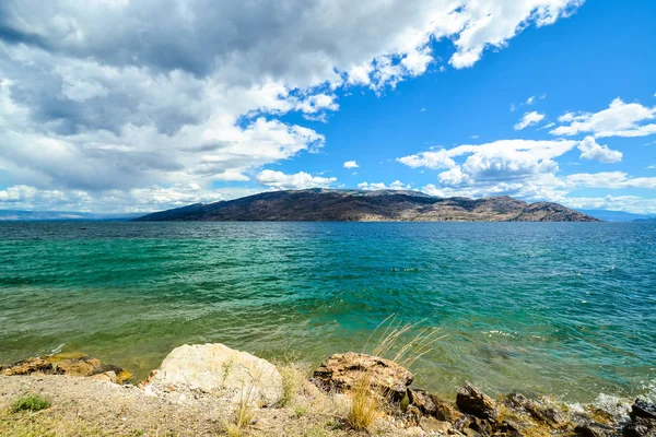 Vacker utsikt över Okanagan sjön på sommardag. — Stockfoto