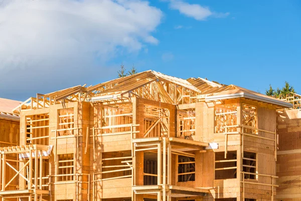 Mavi gökyüzü arka planında inşaat halindeki yeni apartman