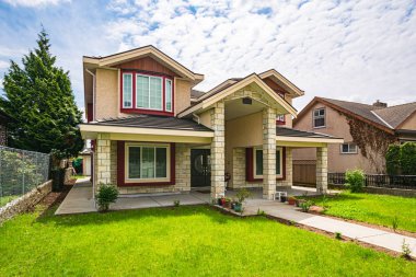 Girişe beton yolu ile Lüks aile evi
