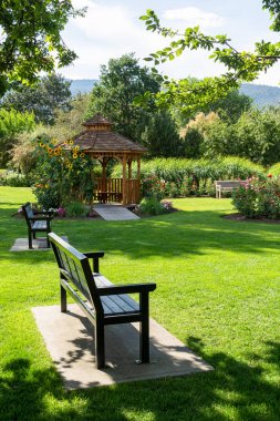 Çiçek açan ayçiçekleri altında banklar ve çardak ile bir parkta Rekreasyon alanı