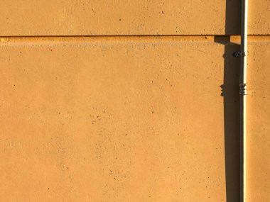 Yan tarafta metal kanal ile boyalı beton duvar zemini