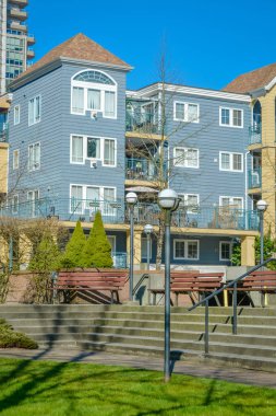 Önünde küçük park alanı olan konut binaları