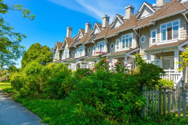 Vancouver, British Columbia, Kanada güneşli bir günde Konut townhouses.