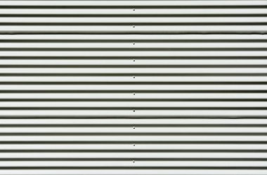 Oluklu beyaz boyalı metal levha doku