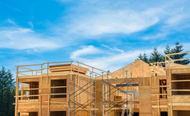 Yapım aşamasındaki yeni konut binasının tepesi.