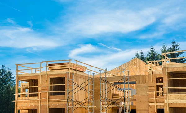 Yapım aşamasındaki yeni konut binasının tepesi.