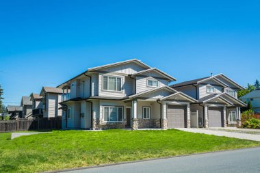 Önünde beton tahrik yolları ve yeşil çimler ile Konut dubleks bina