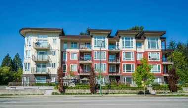 British Columbia, Kanada güneşli bir günde yeni apartman.