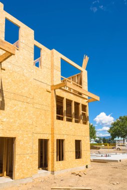 Beton taban üzerinde binanın düşük katlı ahşap çerçeve