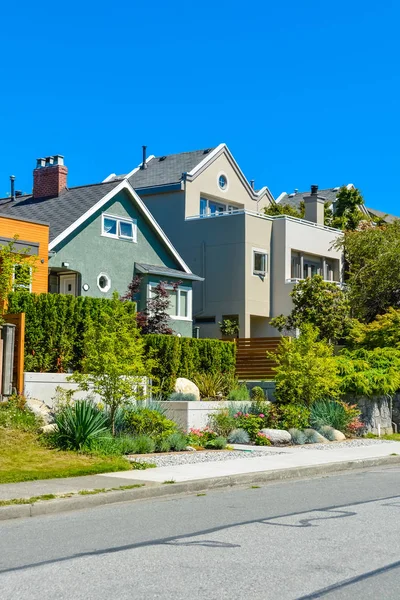 Modern residential houses on the street with landscaped front yards on terraces. — Stock Photo, Image