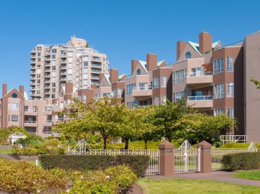 Eğlence alanı ile kapılı konut kompleksi. Güneşli bir günde Cityscape