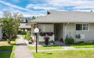 Ön bahçesinde beton yolu ile küçük konut ların Mahalle