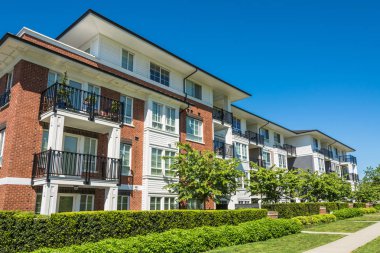 Önünde yeşil çim ile lüks apartman