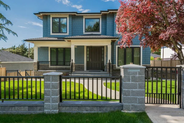 Nieuw luxe woonhuis op zonnige dag in British Columbia. — Stockfoto