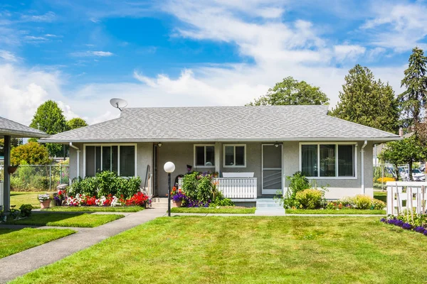 Small residential duplex house with concrete pathway over front yard — Stock Photo, Image