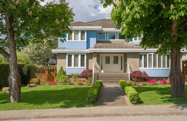 Hermosa casa familiar con césped verde en el patio delantero en el área suburbana — Foto de Stock