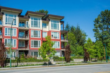 Yakındaki park bölgesi ile yeni apartman.