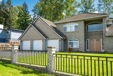 Üç durak garaj üzerinde gabble çatı ile büyük lüks konut evi.