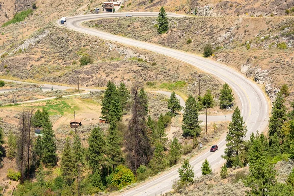 Estrada em forma de S nas montanhas rochosas no dia de verão — Fotografia de Stock