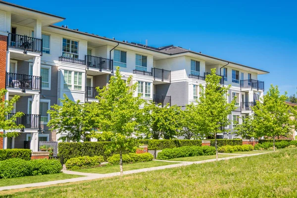 Önünde yeşil çim ile lüks apartman