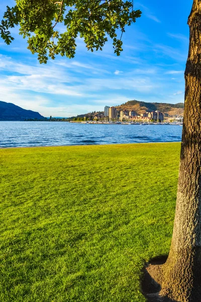 Kvällsutsikt på centrum del av Kelowna över Okanagan Lake. — Stockfoto