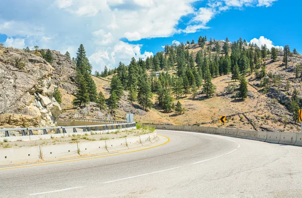 Curva apertada da estrada de montanha no vale de Okanagan, Colúmbia Britânica . — Fotografia de Stock