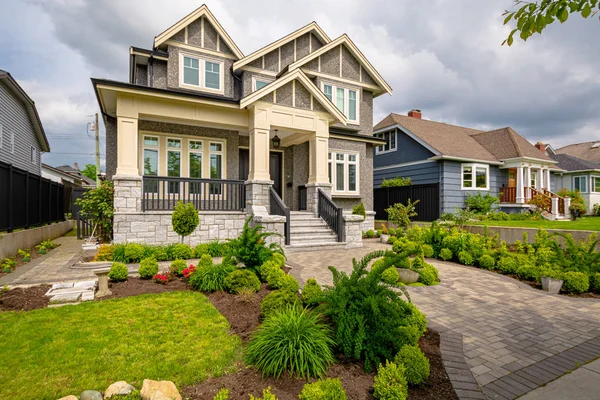 Main entrance of residential house with paved pathway over front yard — Stock Photo, Image