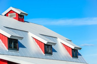 Mavi gökyüzü arka plan üzerinde kırmızı ahır üst çatı