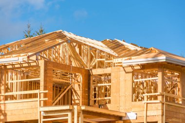 Mavi gökyüzü arka plan güneşli bir günde yapım aşamasında yeni apartman.