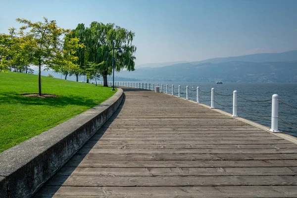 Gångväg längs vattnet på Okanagan sjön i British Columbia — Stockfoto