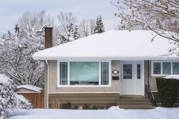 Wejście do domu rodzinnego z podwórkiem w śniegu w zimowy pochmurny dzień — Zdjęcie stockowe