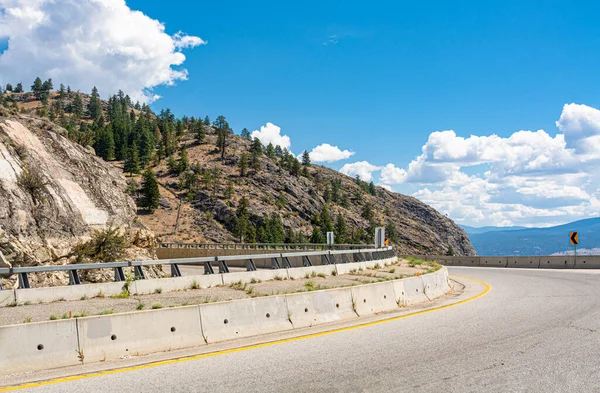 Curva apertada da estrada de montanha no vale de Okanagan, Colúmbia Britânica . — Fotografia de Stock