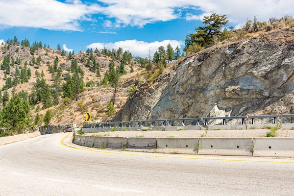 Enge Kurve der Bergstraße im Okanagan-Tal, britische Kolumbianische Republik. — Stockfoto