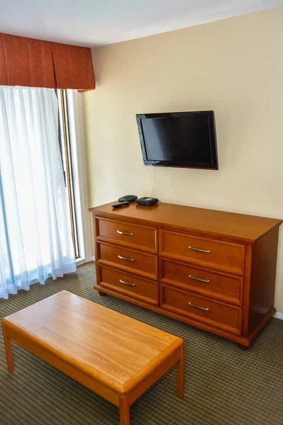 客厅角落，墙上挂着家具和电视机 — 图库照片