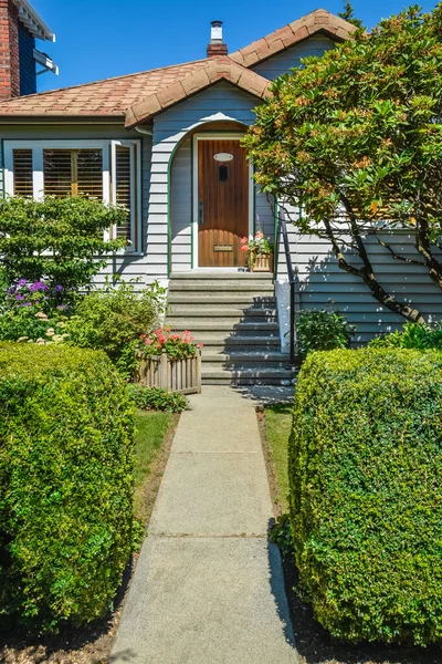 Concrete pathway to residential house entrance via landscaped front yard — Stock Photo, Image