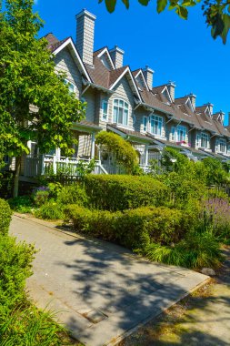 Vancouver, British Columbia, Kanada güneşli bir günde Konut townhouses.