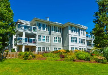 Önünde yeşil çim ile lüks apartman