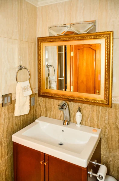 Руки миють басейн з дзеркалом у ванній кімнаті розкішного будинку — стокове фото