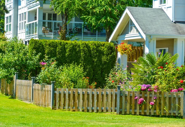 Eingang eines Wohnhauses an einem sonnigen Tag — Stockfoto