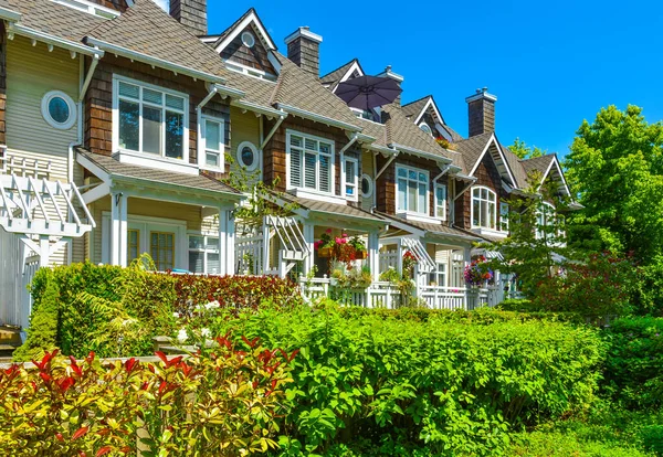 Adosados residenciales en día soleado en Vancouver, Columbia Británica, Canadá. — Foto de Stock