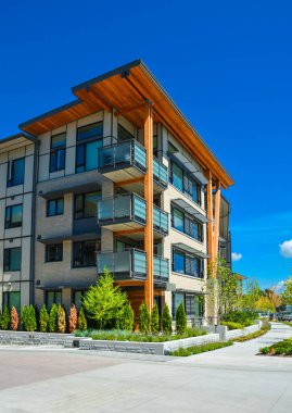 British Columbia, Kanada güneşli bir günde Yepyeni apartman.