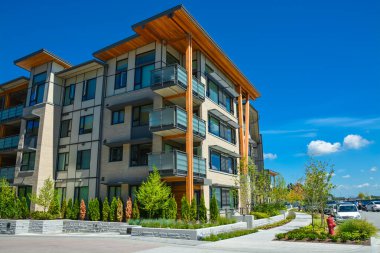 British Columbia, Kanada güneşli bir günde Yepyeni apartman.