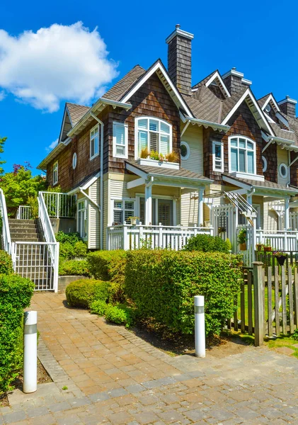 バンクーバー、ブリティッシュコロンビア州、カナダの晴れた日の住宅タウンハウス. — ストック写真