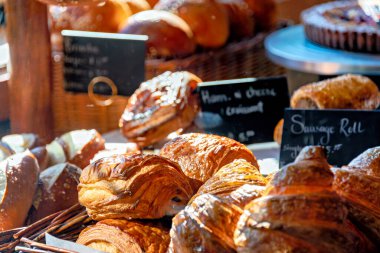 Fırının vitrininde pişirilmiş mallar..