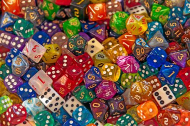 Oyun oynamak için küçük renkli zarlar farklı şekiller