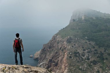 İnsanlar Kırım 'daki Karadeniz' in ve dağın manzarasına bakıyorlar.