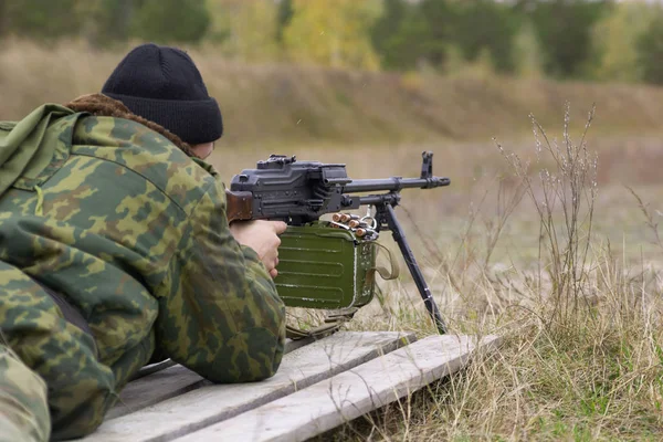 Soldado rusiano en uniforme con ametralladora — Foto de Stock