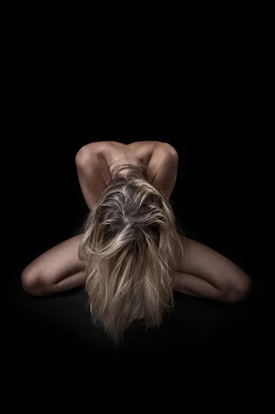 Mükemmel uyum vücut ile Seksi güzel kız oturup saç ile yüzünü kapsar