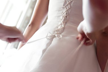 Nedime nedime korse düğmeleri bağlamak ve elbisesini almak yardım